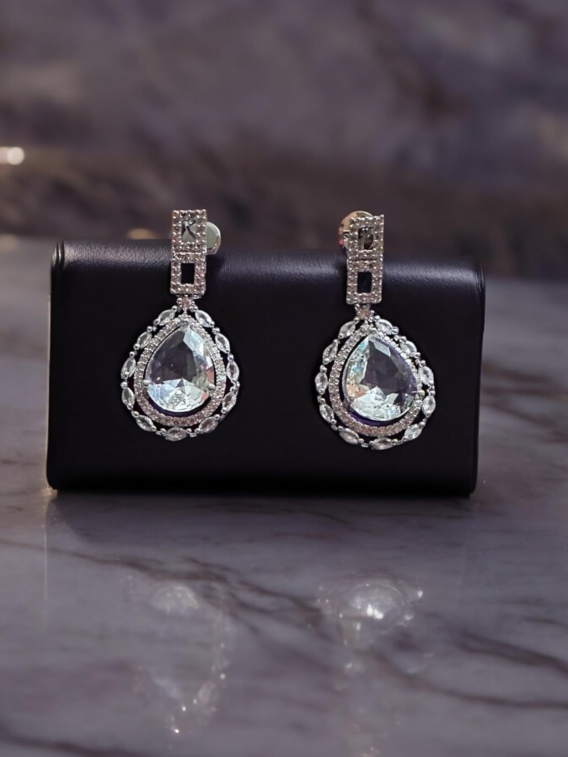 Elegant Jewellery Set with Diamond-Studded Necklace