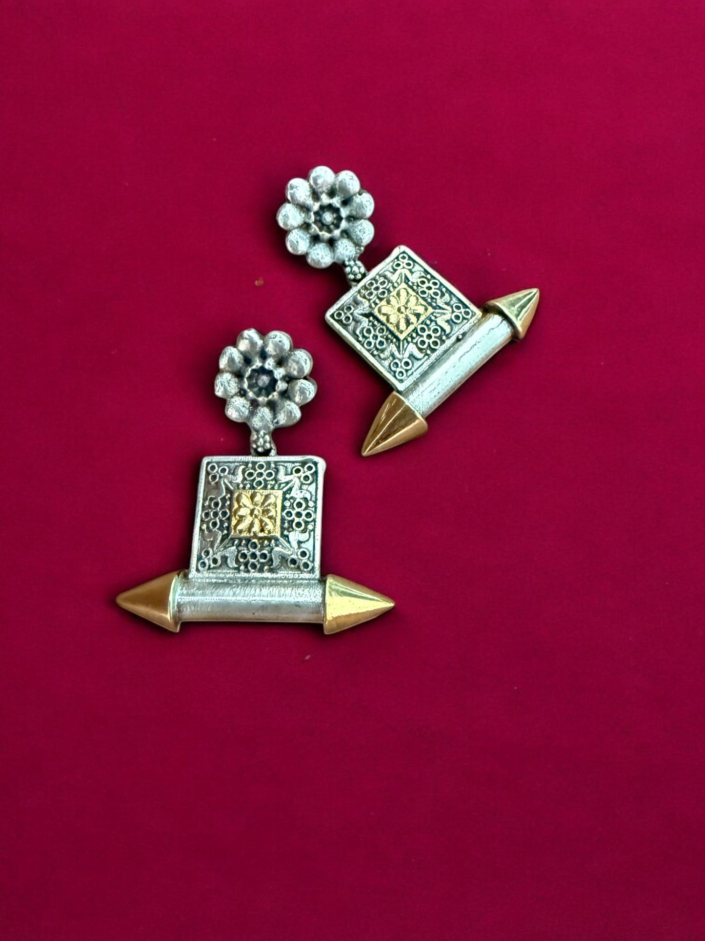 Tribal Heritage Dual Tone Hasli Set with Cylindrical Danglers