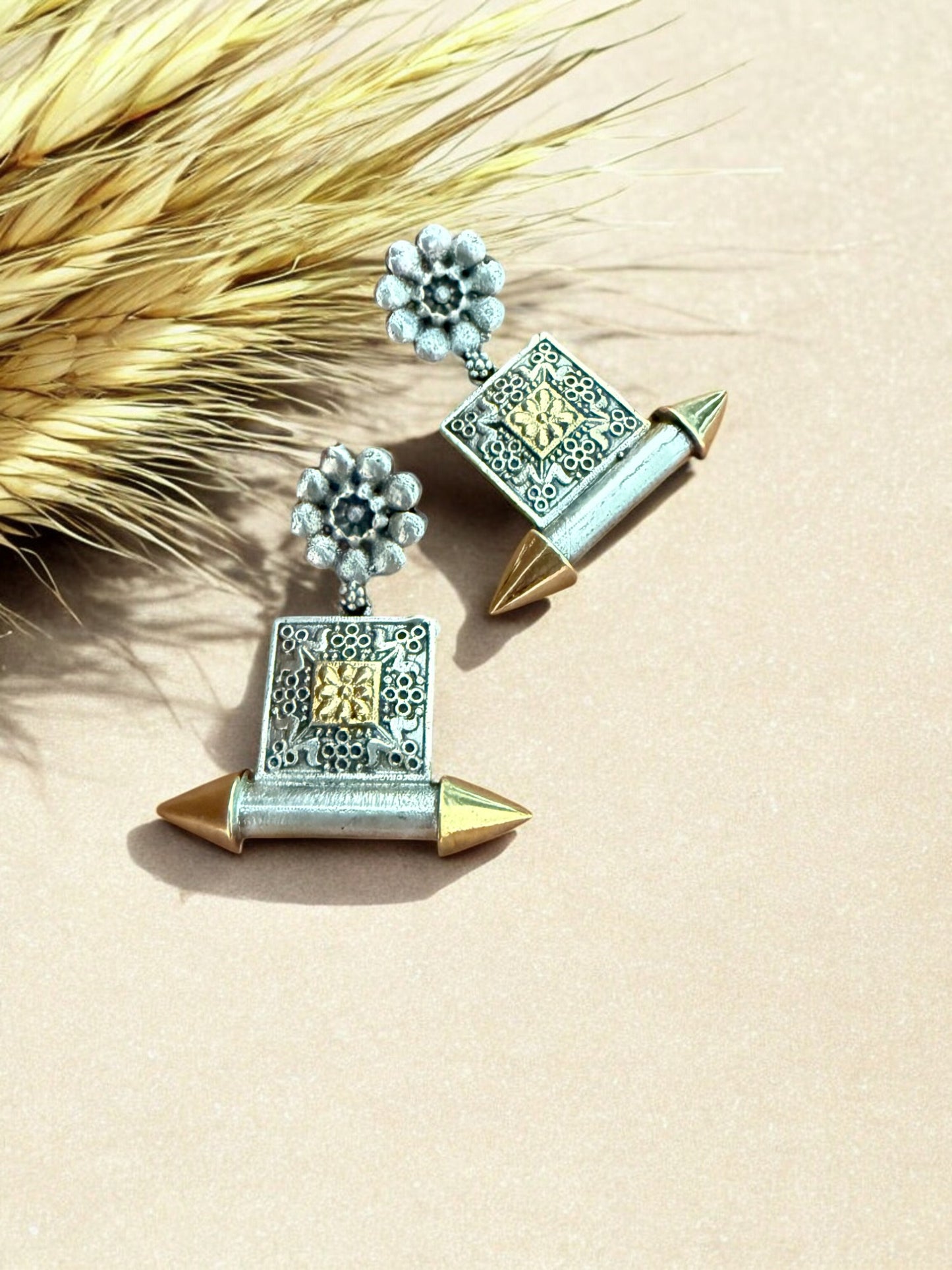 Tribal Heritage Dual Tone Hasli Set with Cylindrical Danglers