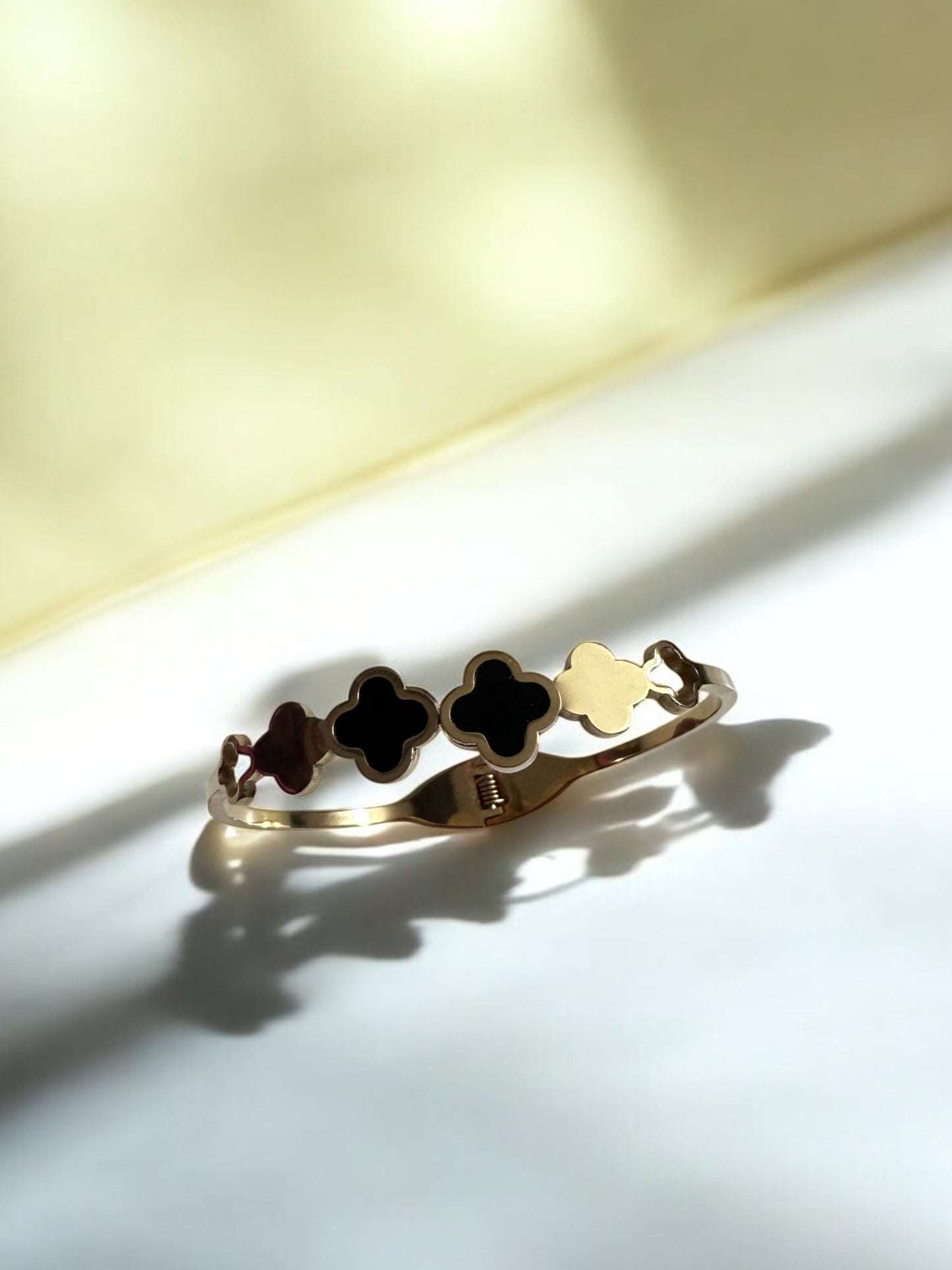 Elegant Gold Bracelet with Clover Motif