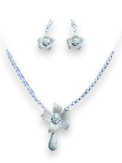 Elegant Jewellery Set with Floral Earrings and Necklace, Rhodium-plated, 45 cm