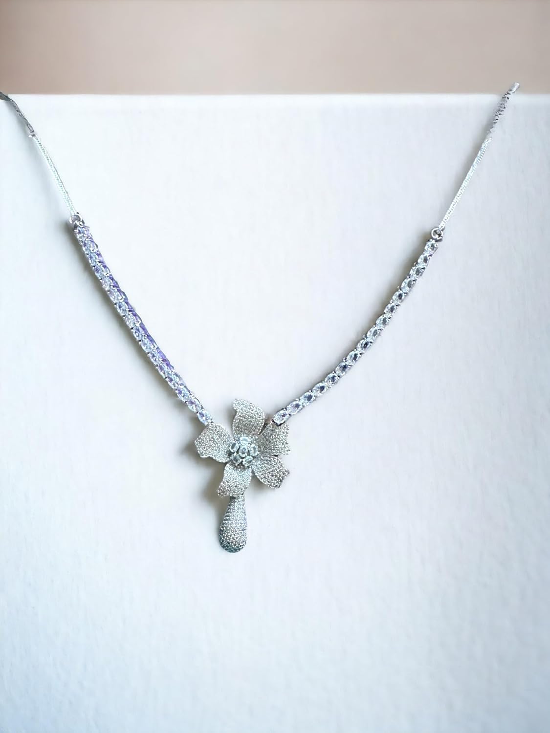 Elegant Jewellery Set with Floral Earrings and Necklace, Rhodium-plated, 45 cm
