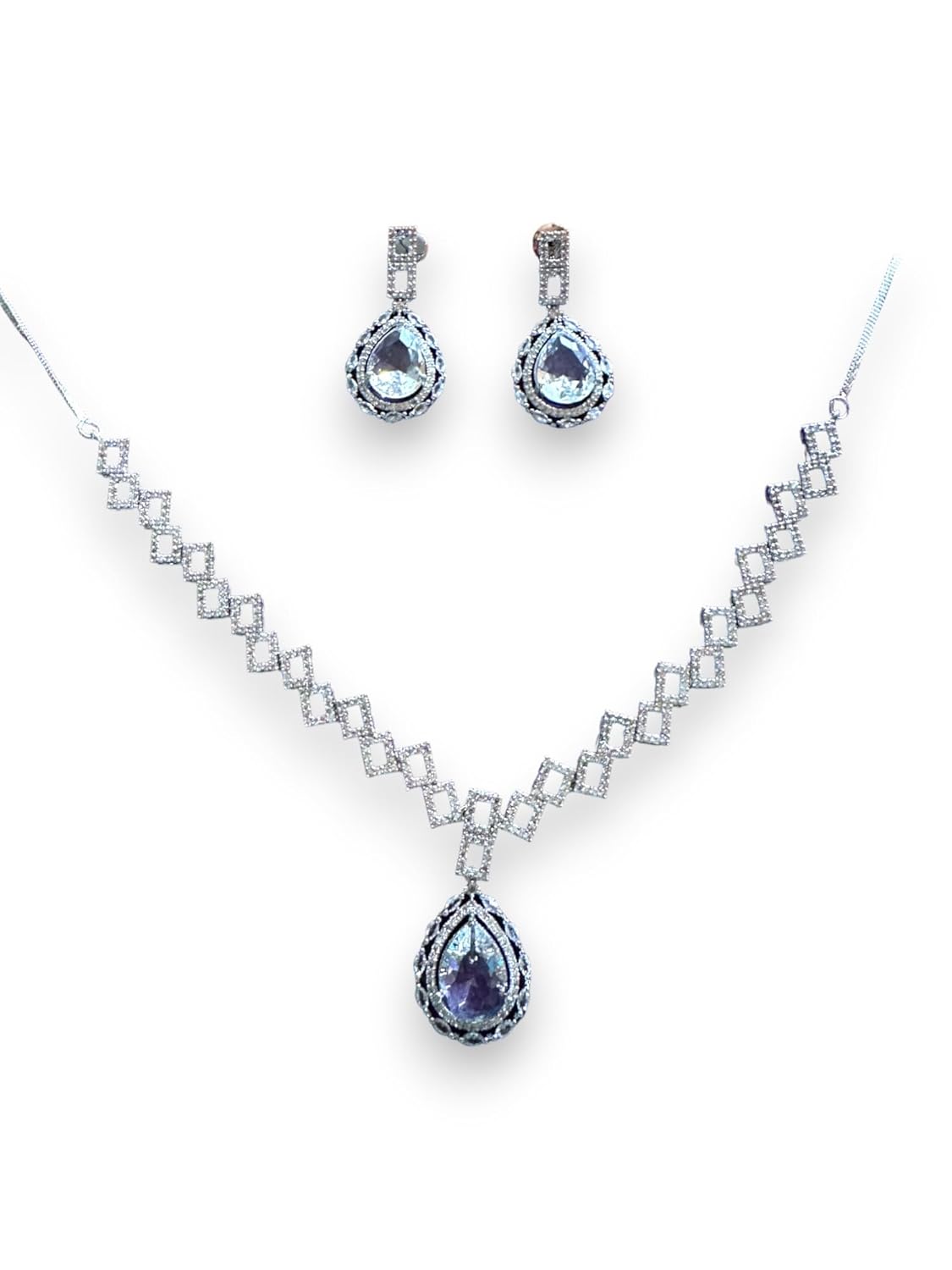 Elegant Jewellery Set with Diamond-Studded Necklace