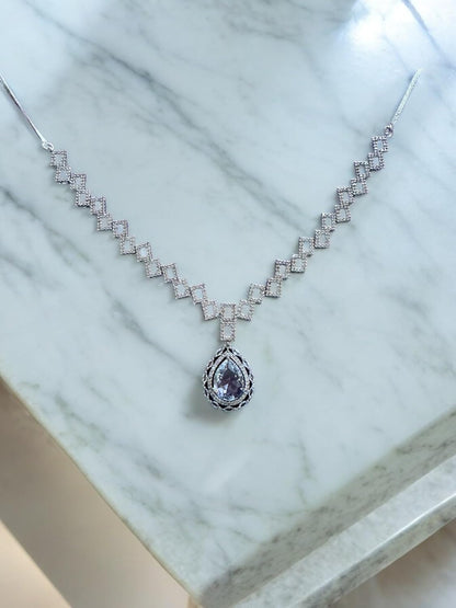 Elegant Jewellery Set with Diamond-Studded Necklace