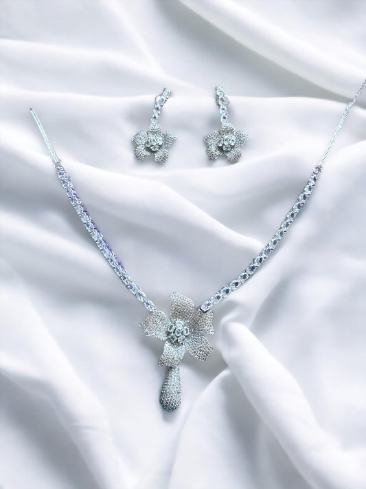 Elegant Jewellery Set with Floral Earrings and Necklace, Rhodium-plated, 45 cm