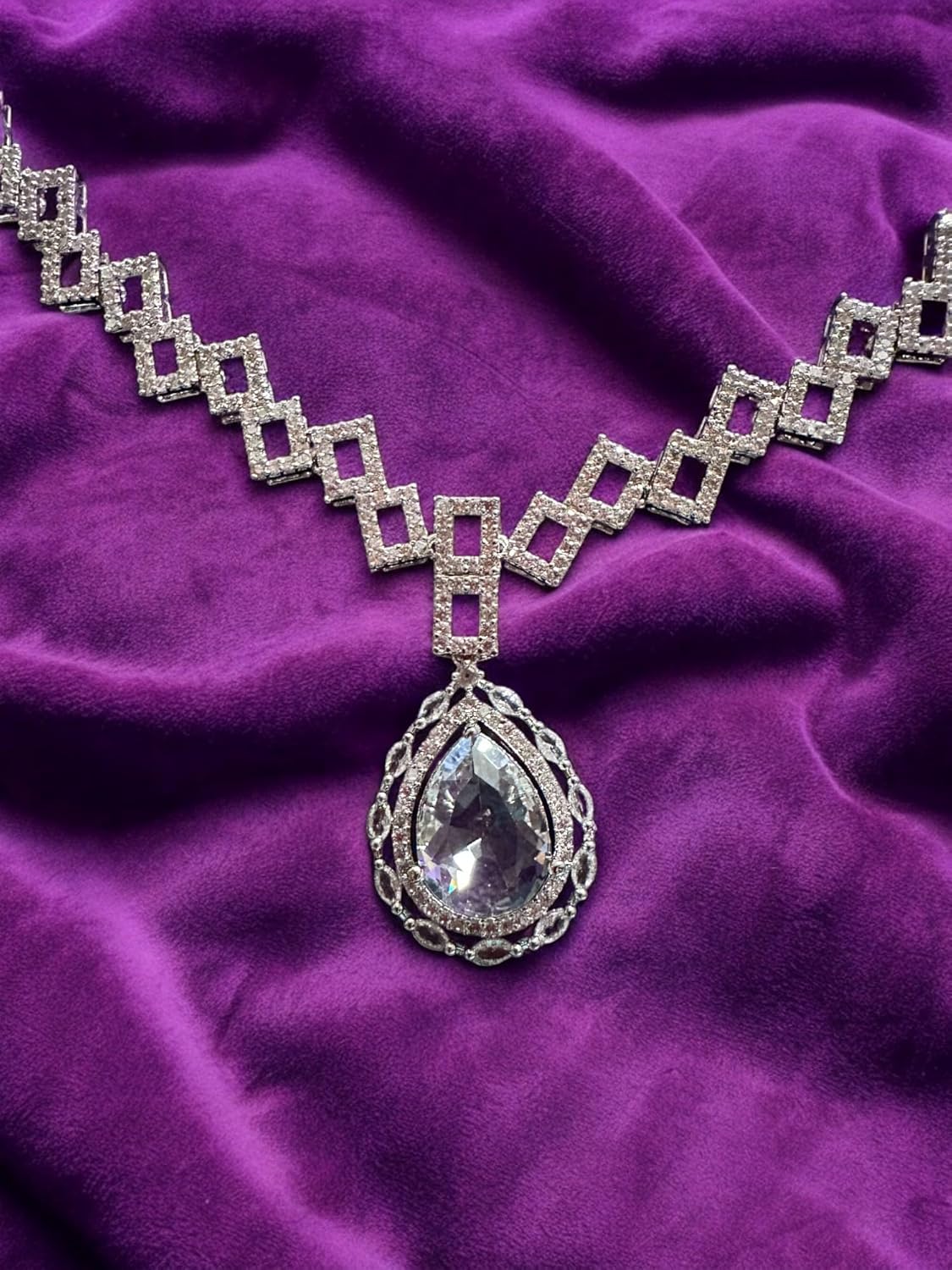 Elegant Jewellery Set with Diamond-Studded Necklace