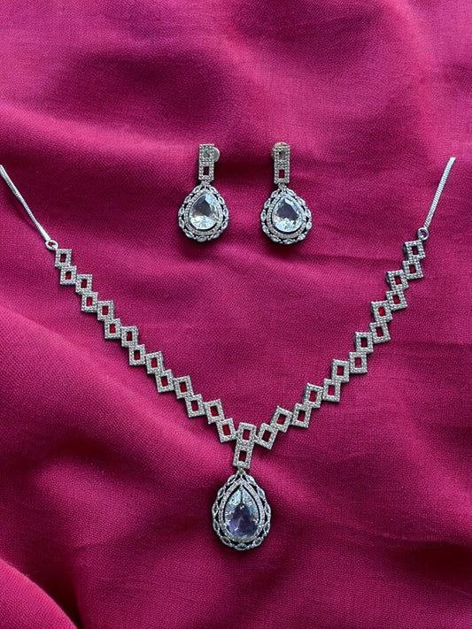 Elegant Jewellery Set with Diamond-Studded Necklace