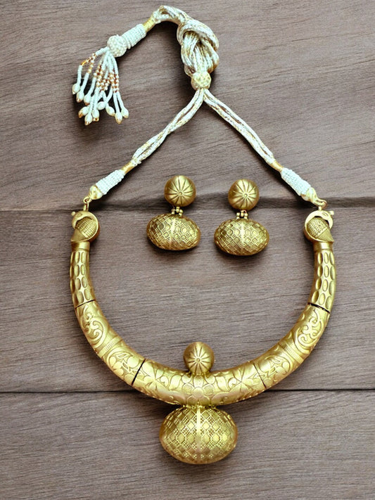 Antique Matt Gold Hasli Set with Engraved Dome Motifs