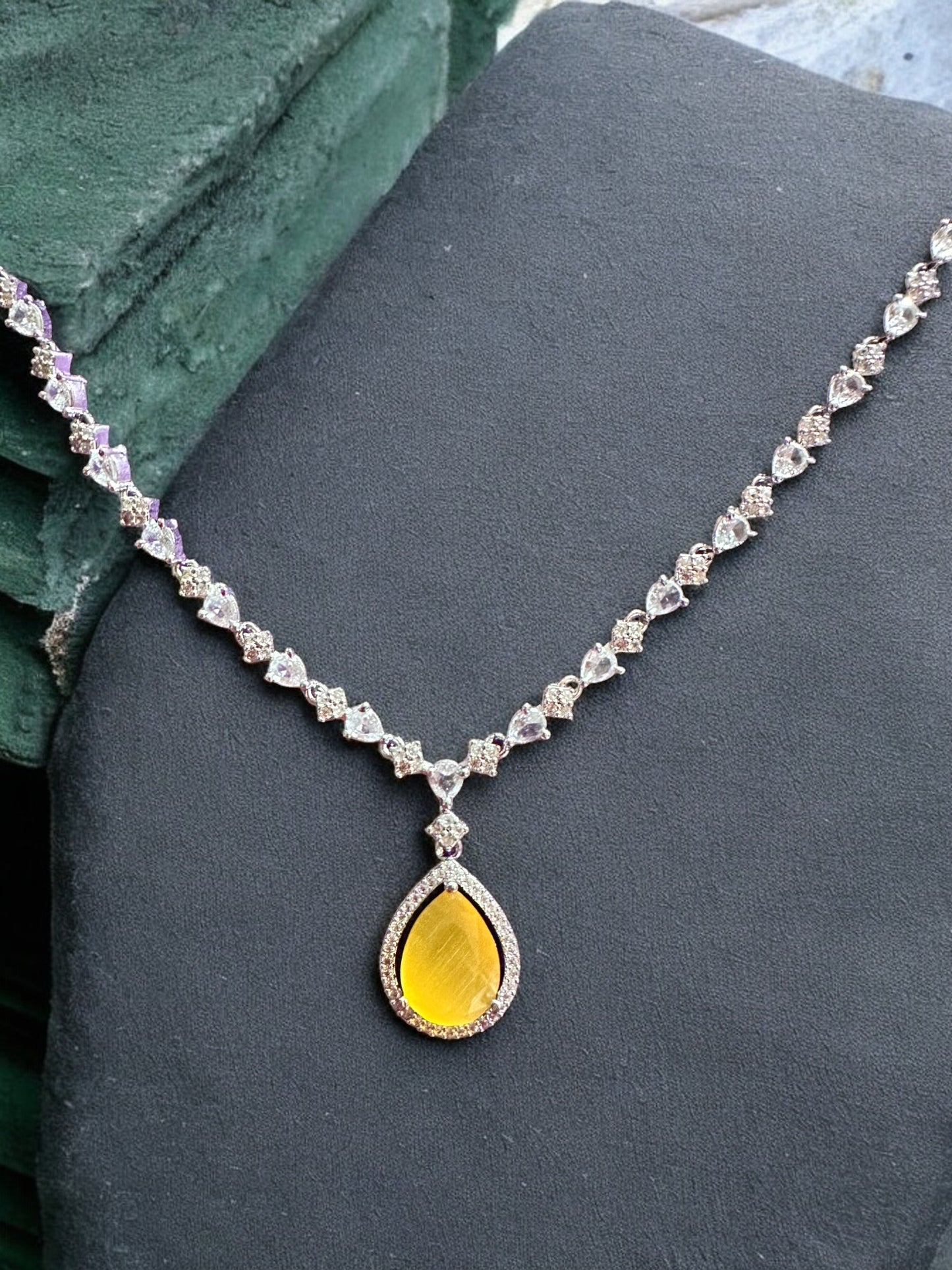 Slick Premium Yellow Stone Studded Necklace Set
