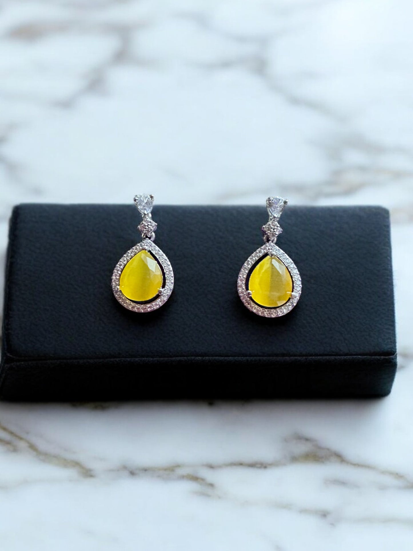 Slick Premium Yellow Stone Studded Necklace Set