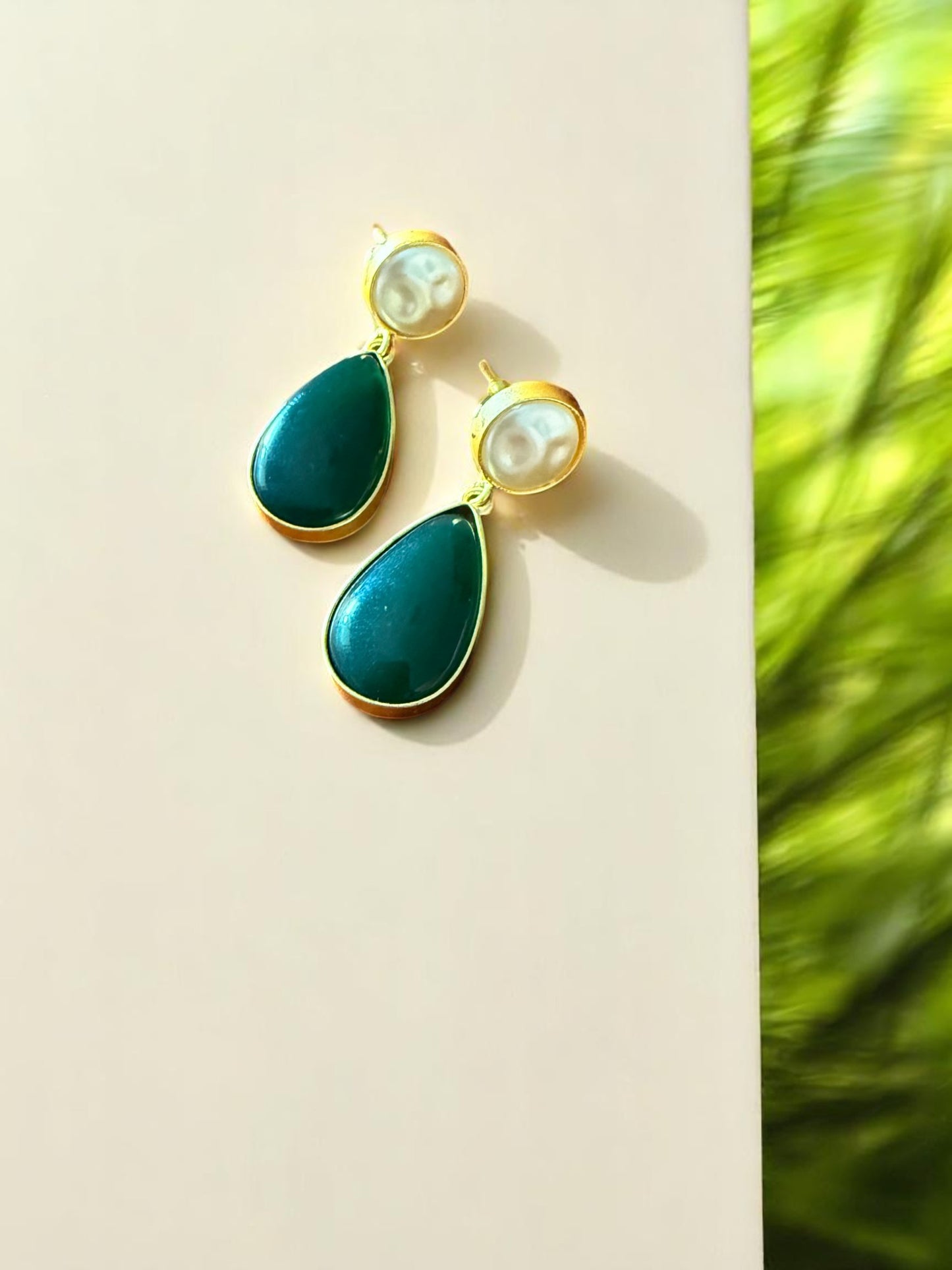 Emerald Green Petal Necklace Set with Green Onyx and Mother of Pearl