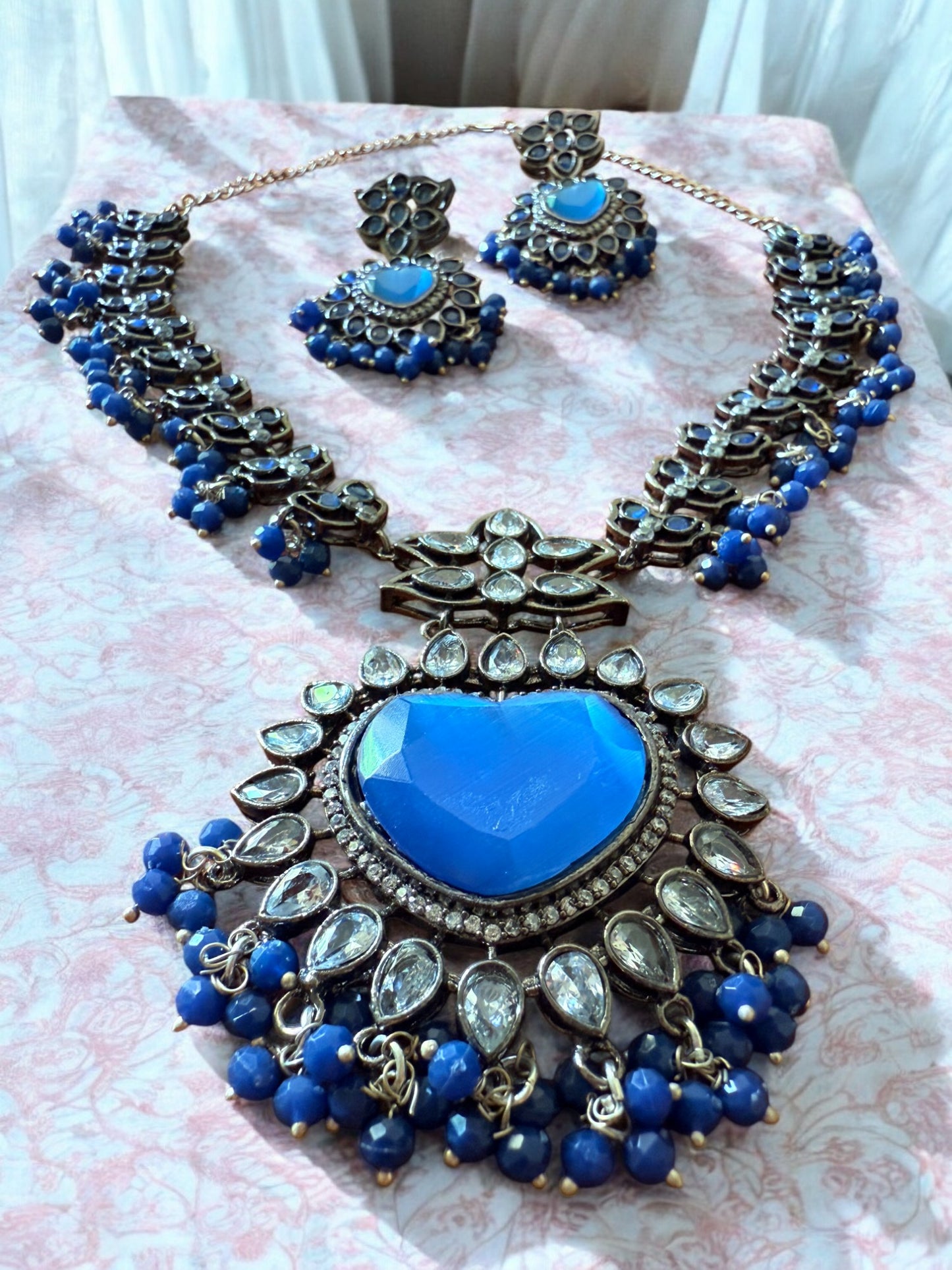 Royal Blue Heart Pendant Antique Necklace set with Kundan and Beads Detail