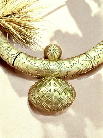 Antique Matt Gold Hasli Set with Engraved Dome Motifs
