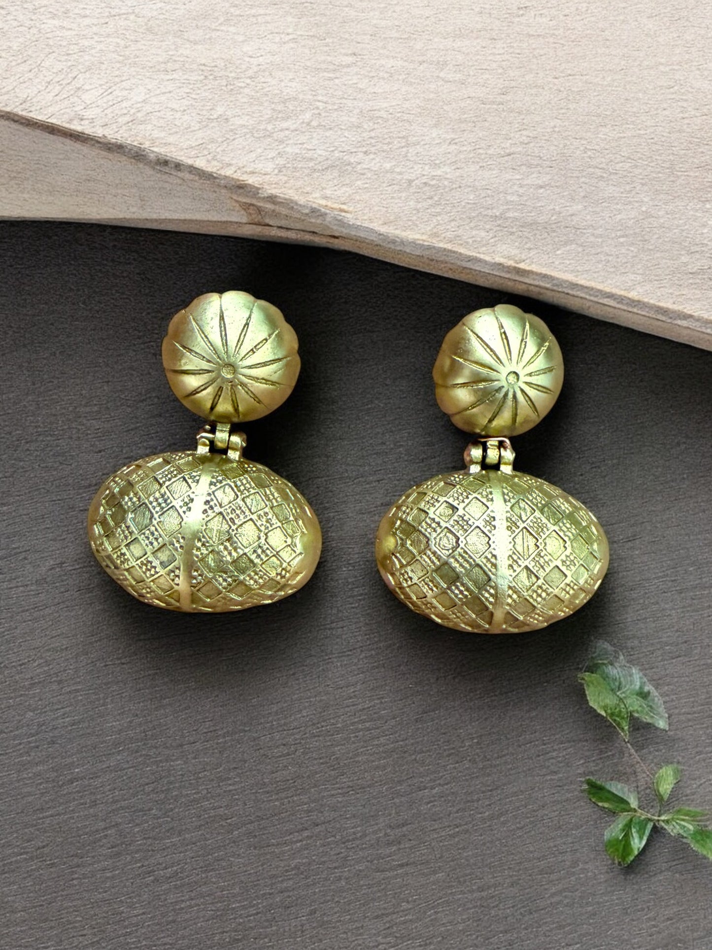Antique Matt Gold Hasli Set with Engraved Dome Motifs