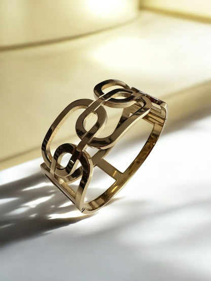 Elegant Gold Bracelet with Intricate Openwork Design