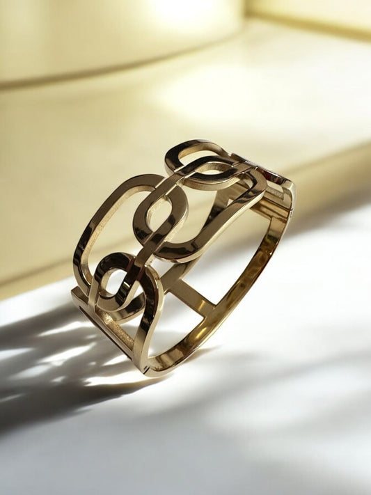 Elegant Gold Bracelet with Intricate Openwork Design