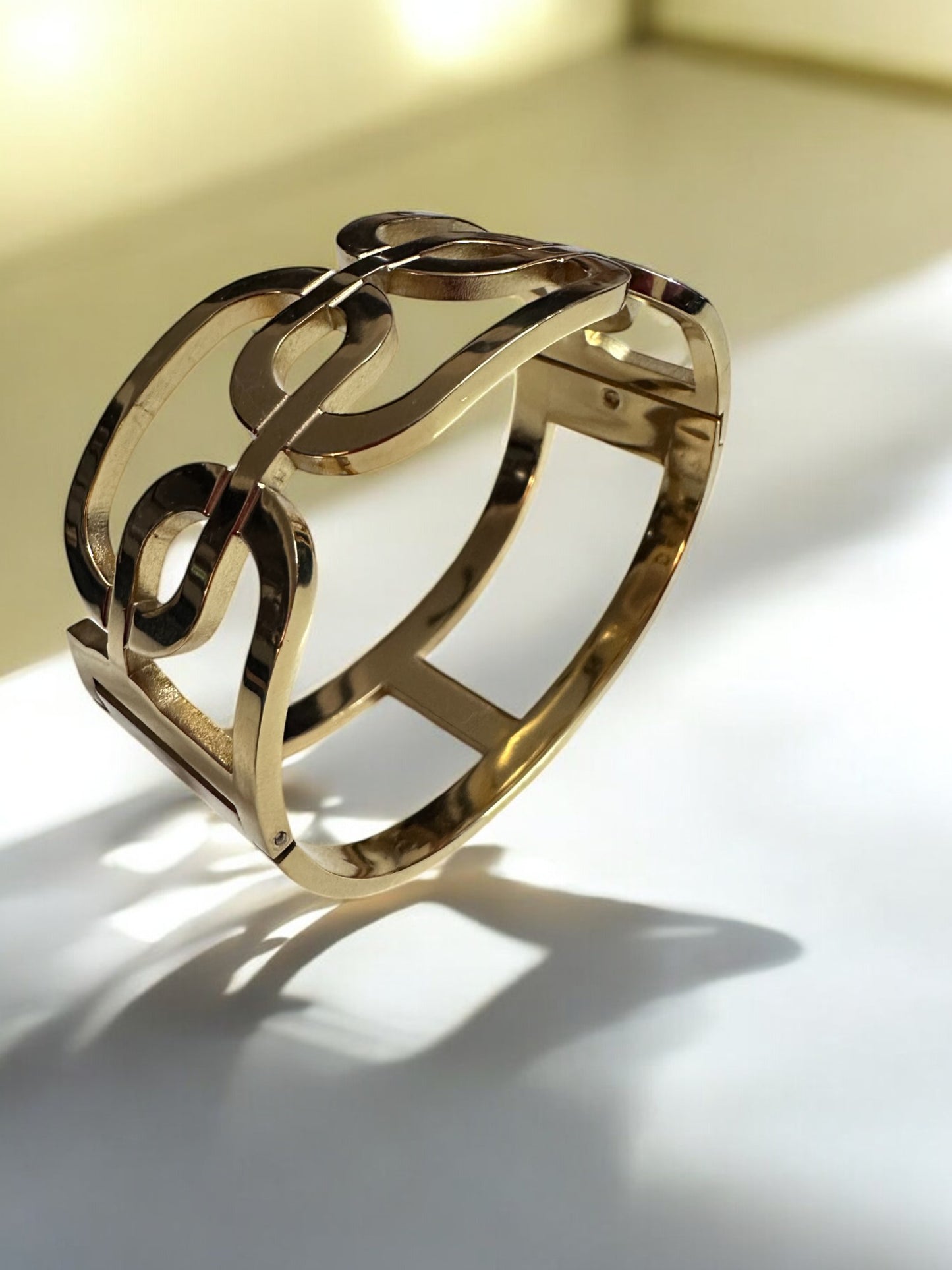Elegant Gold Bracelet with Intricate Openwork Design