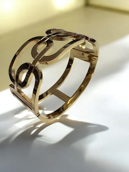 Elegant Gold Bracelet with Intricate Openwork Design