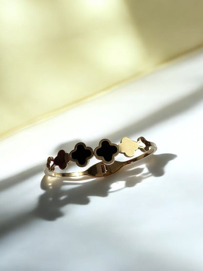Elegant Gold Bracelet with Clover Motif