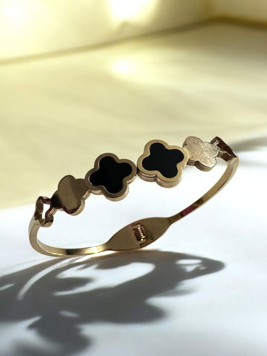 Elegant Gold Bracelet with Clover Motif