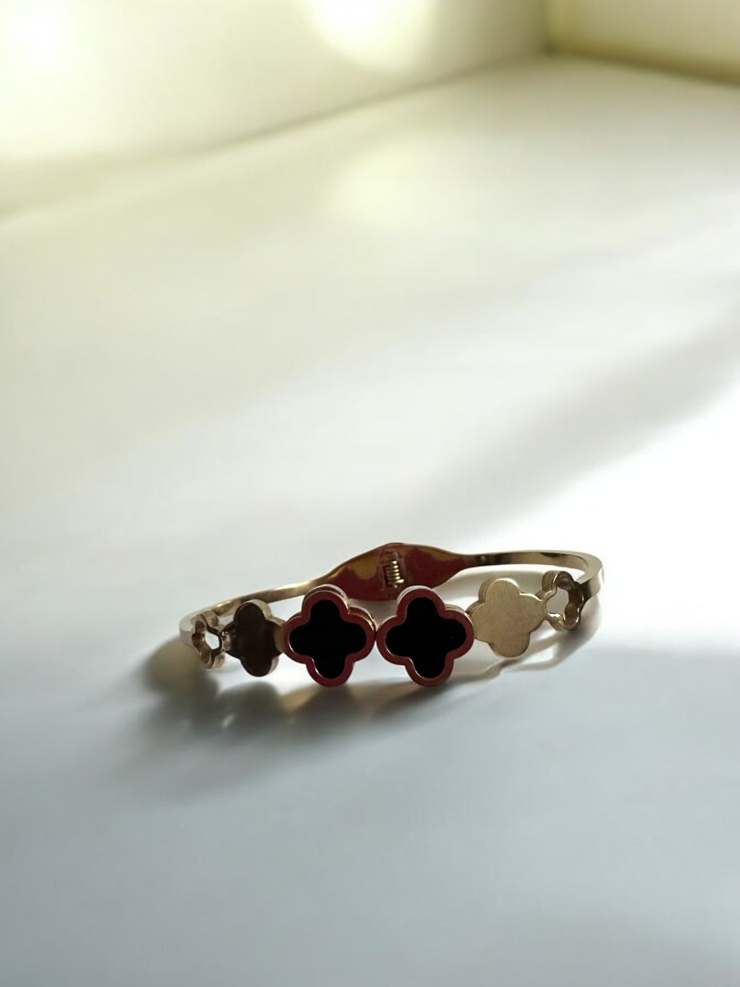 Elegant Gold Bracelet with Clover Motif
