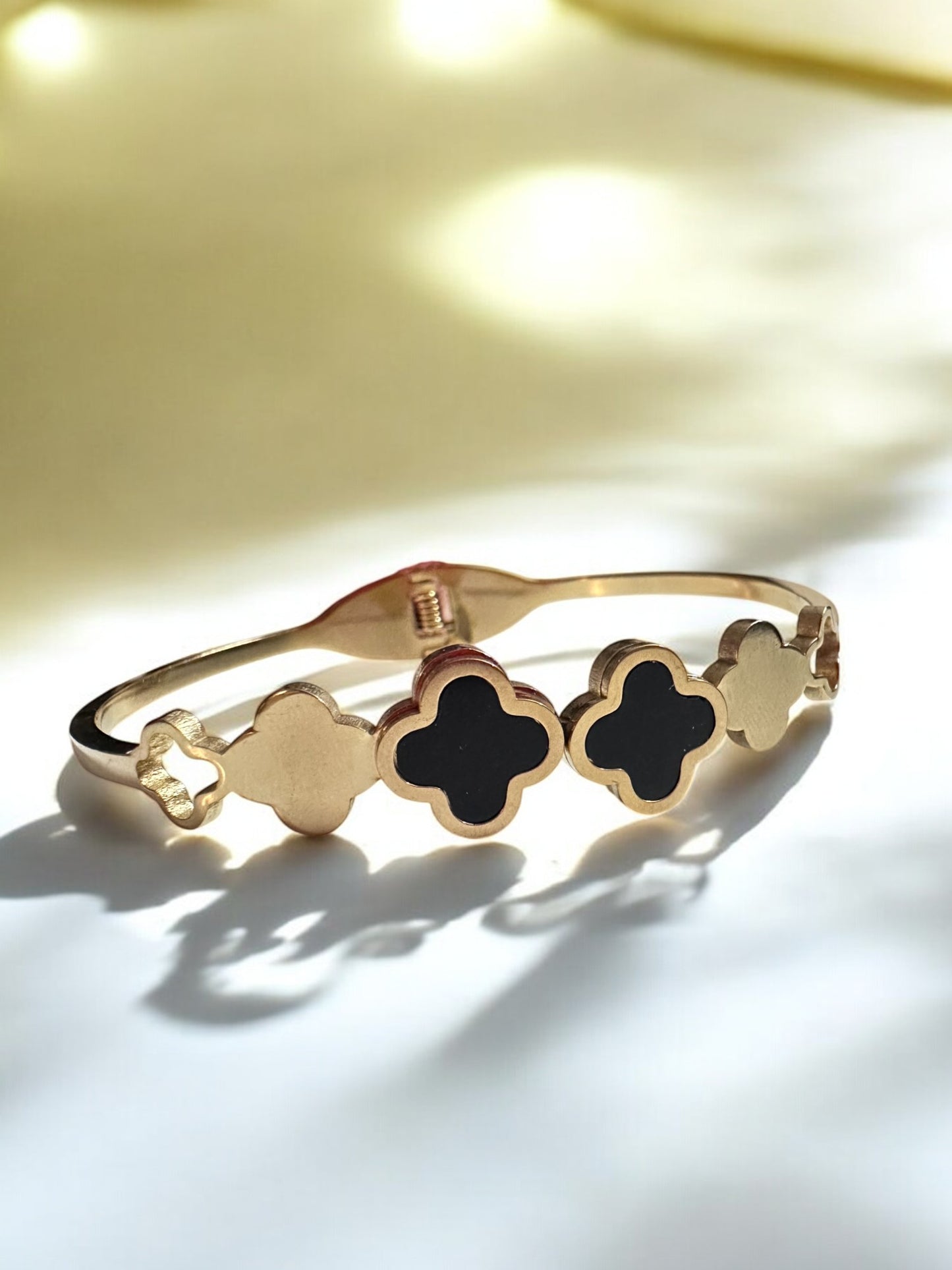 Elegant Gold Bracelet with Clover Motif