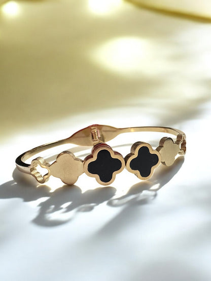 Elegant Gold Bracelet with Clover Motif