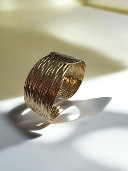Textured Gold Cuff Bracelet with Modern Elegance