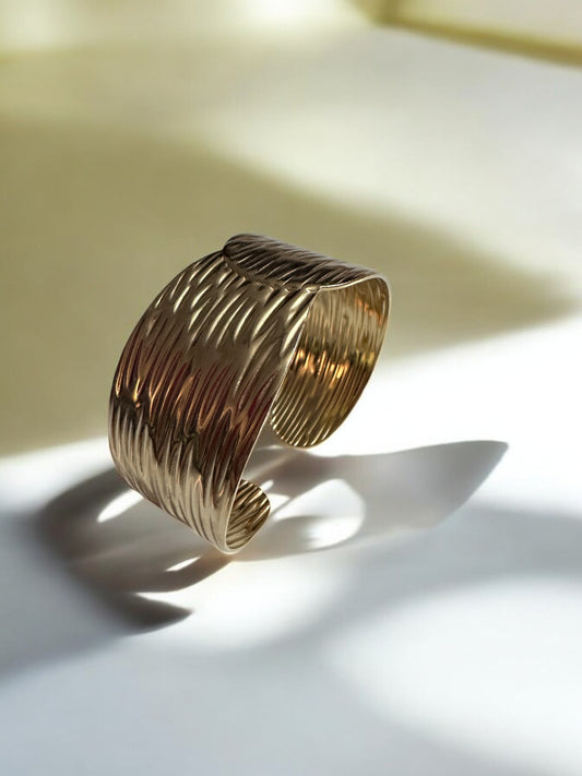Textured Gold Cuff Bracelet with Modern Elegance