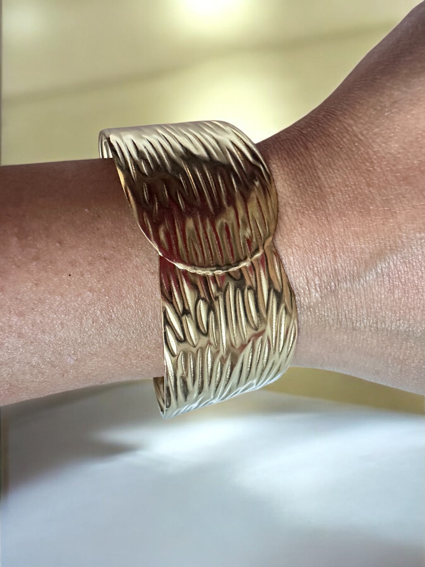 Textured Gold Cuff Bracelet with Modern Elegance