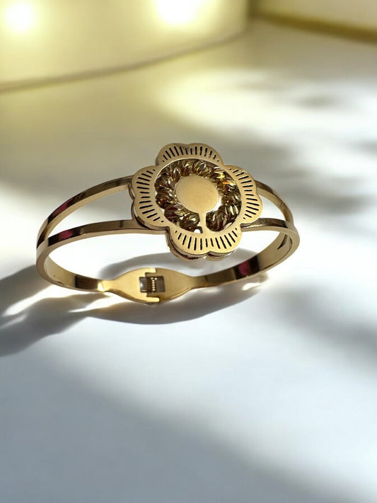 Elegant Gold Bracelet with Floral Motif