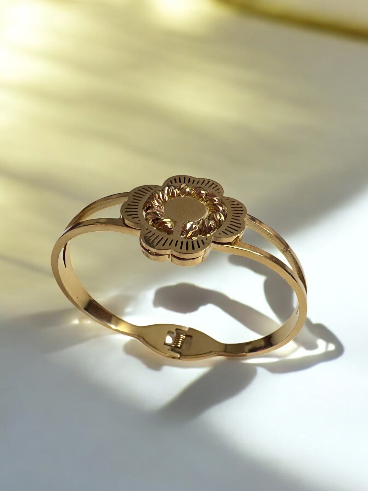 Elegant Gold Bracelet with Floral Motif