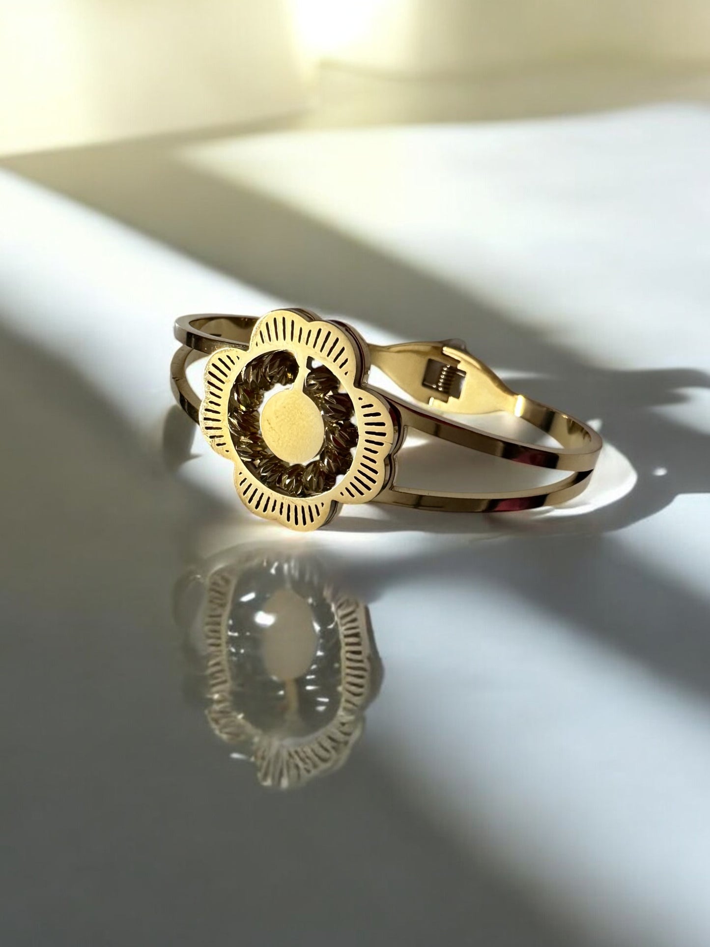 Elegant Gold Bracelet with Floral Motif