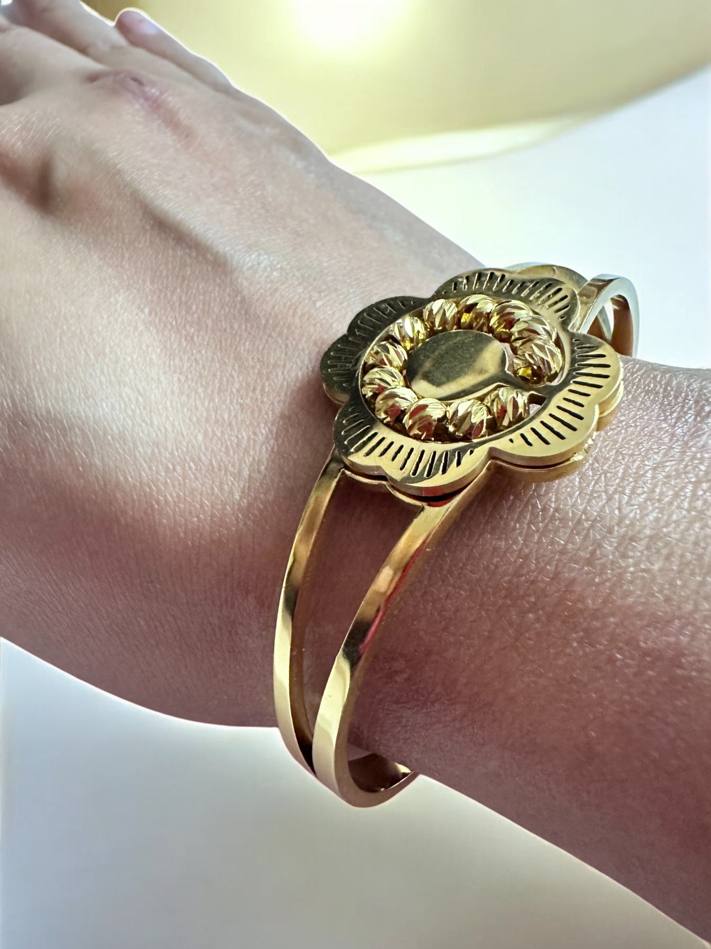 Elegant Gold Bracelet with Floral Motif