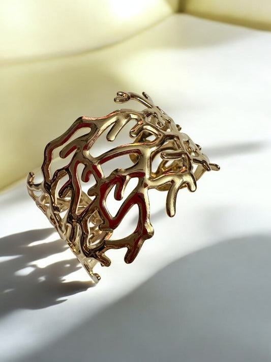 Nature-Inspired Gold Cuff – A Fusion of Elegance and Art