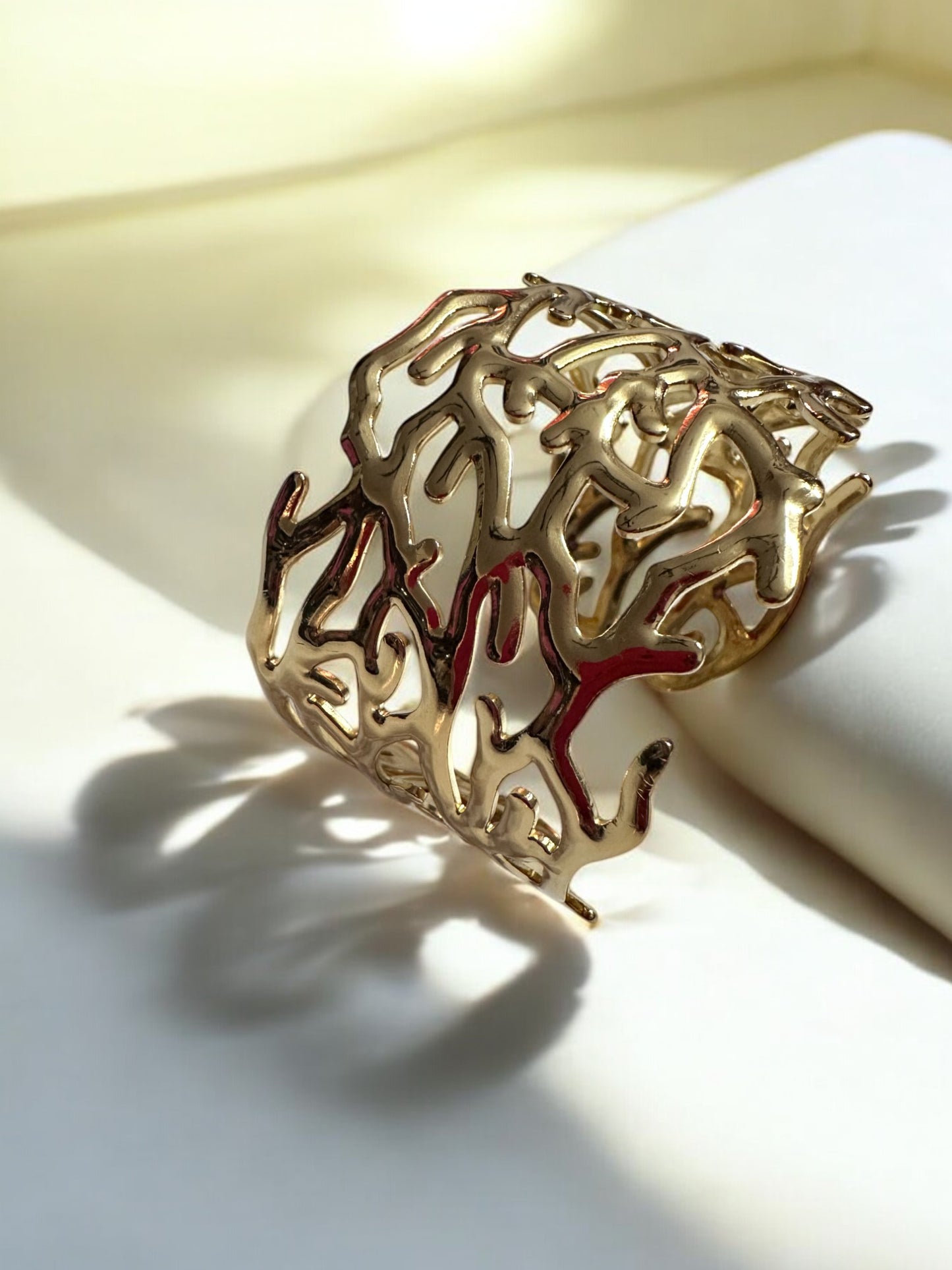 Nature-Inspired Gold Cuff – A Fusion of Elegance and Art