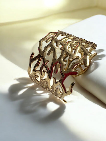 Nature-Inspired Gold Cuff – A Fusion of Elegance and Art