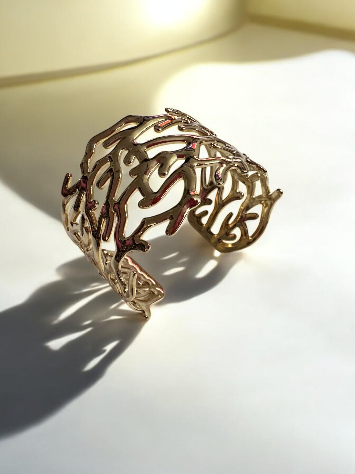 Nature-Inspired Gold Cuff – A Fusion of Elegance and Art