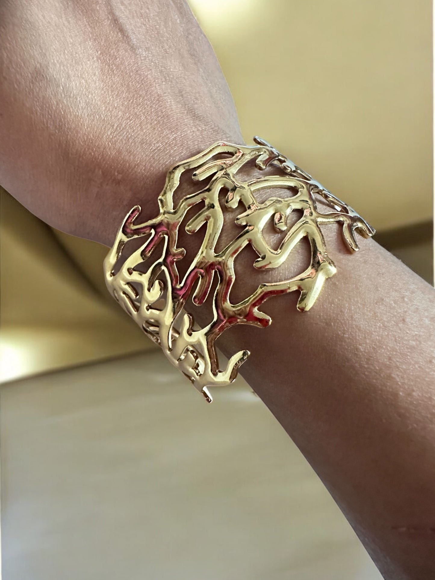 Nature-Inspired Gold Cuff – A Fusion of Elegance and Art