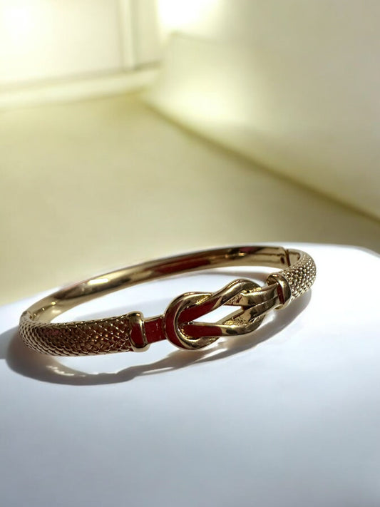 Elegant Gold Knot Bracelet
