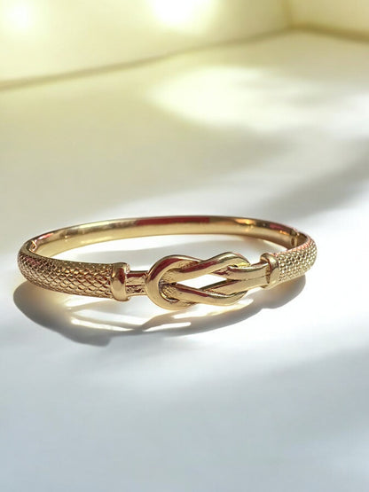 Elegant Gold Knot Bracelet