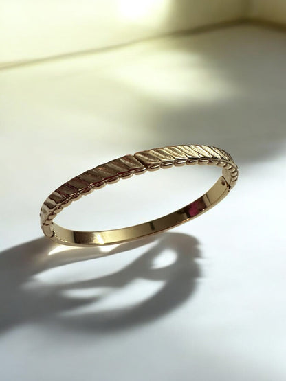 Timeless Gold Bracelet with Leaf-Inspired Detailing