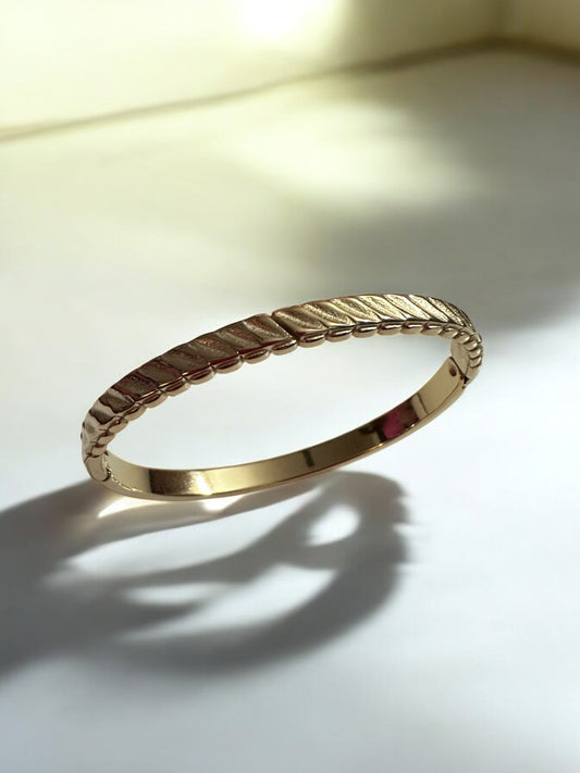 Timeless Gold Bracelet with Leaf-Inspired Detailing