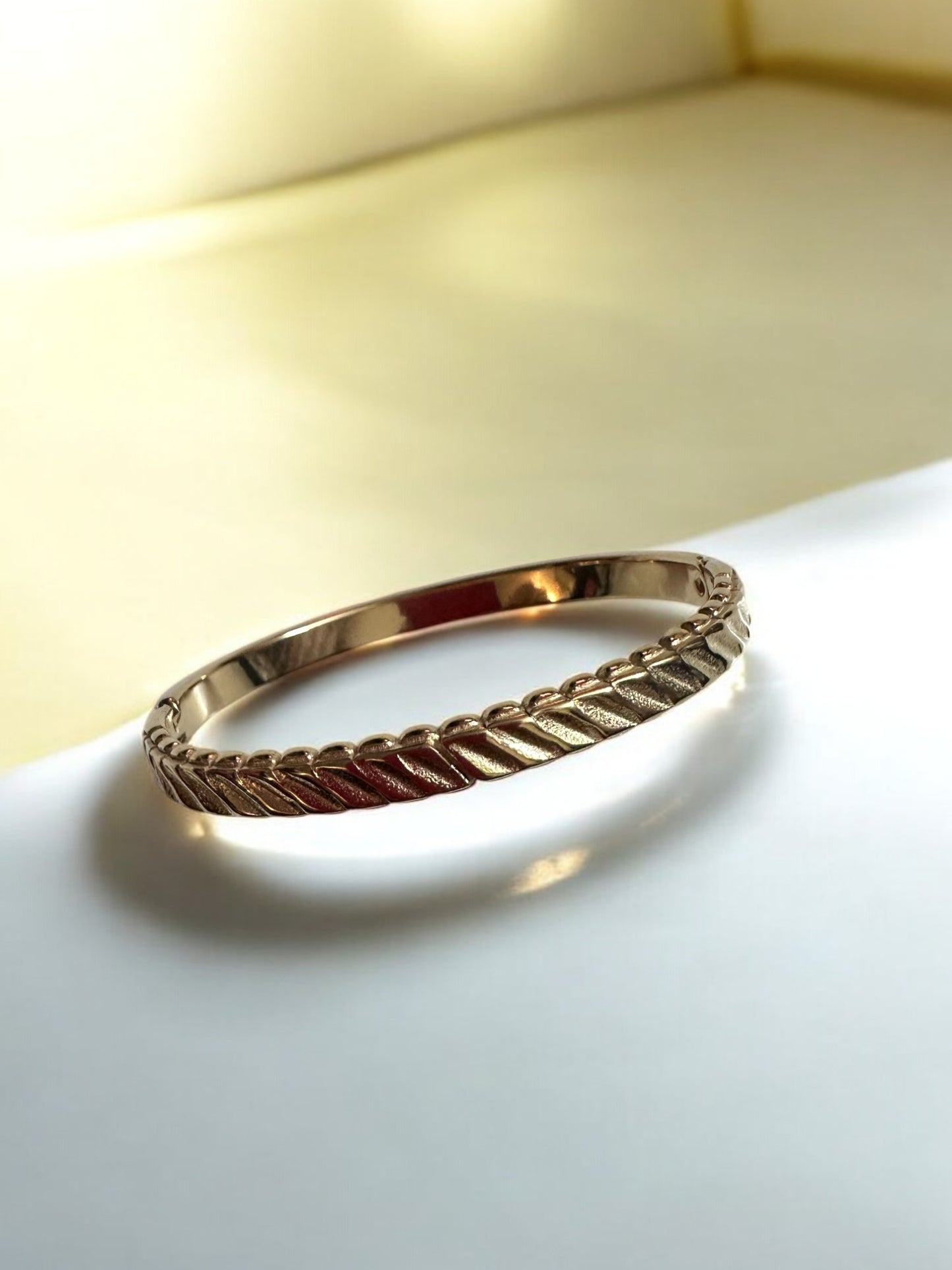 Timeless Gold Bracelet with Leaf-Inspired Detailing