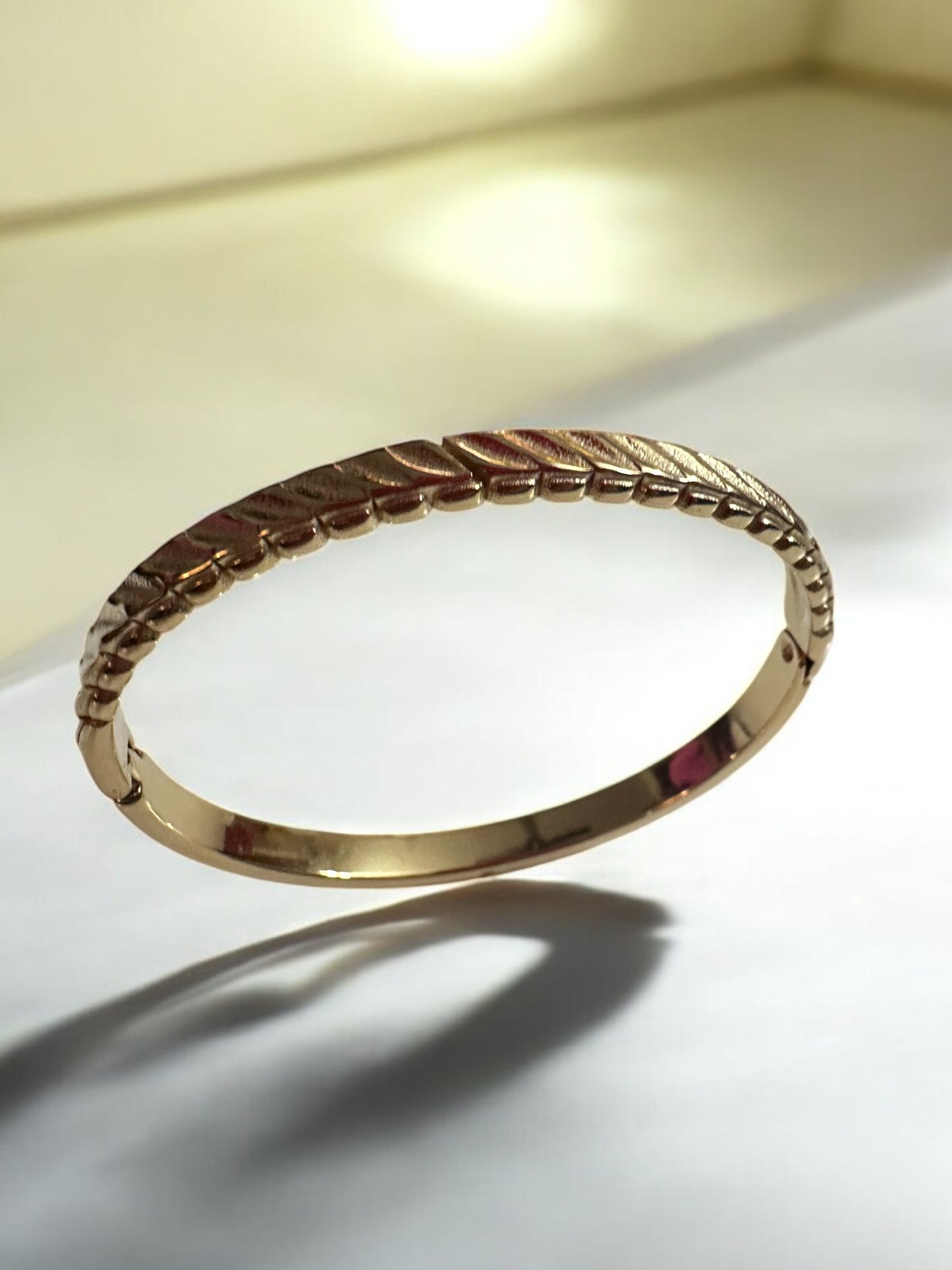 Timeless Gold Bracelet with Leaf-Inspired Detailing