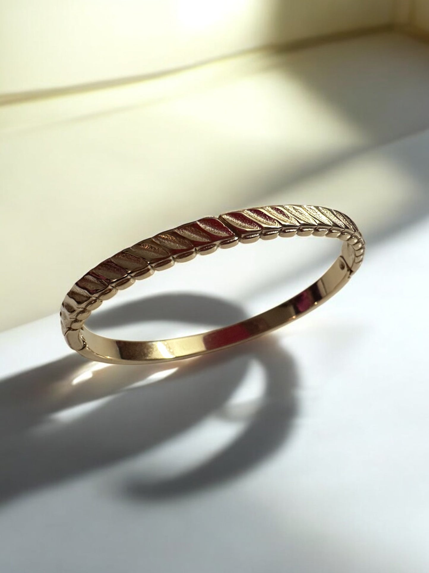 Timeless Gold Bracelet with Leaf-Inspired Detailing