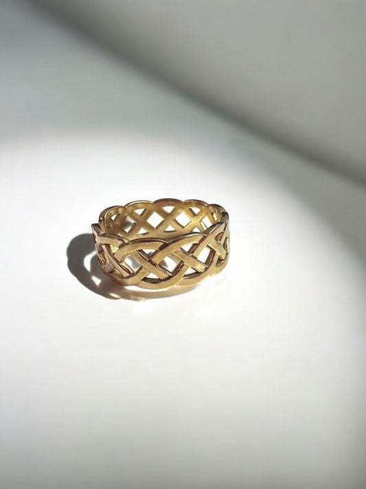 Golden Weave – Intricate Lattice Ring