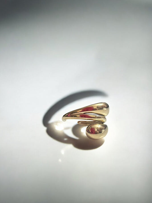 Golden Flow – Abstract Wrap Ring