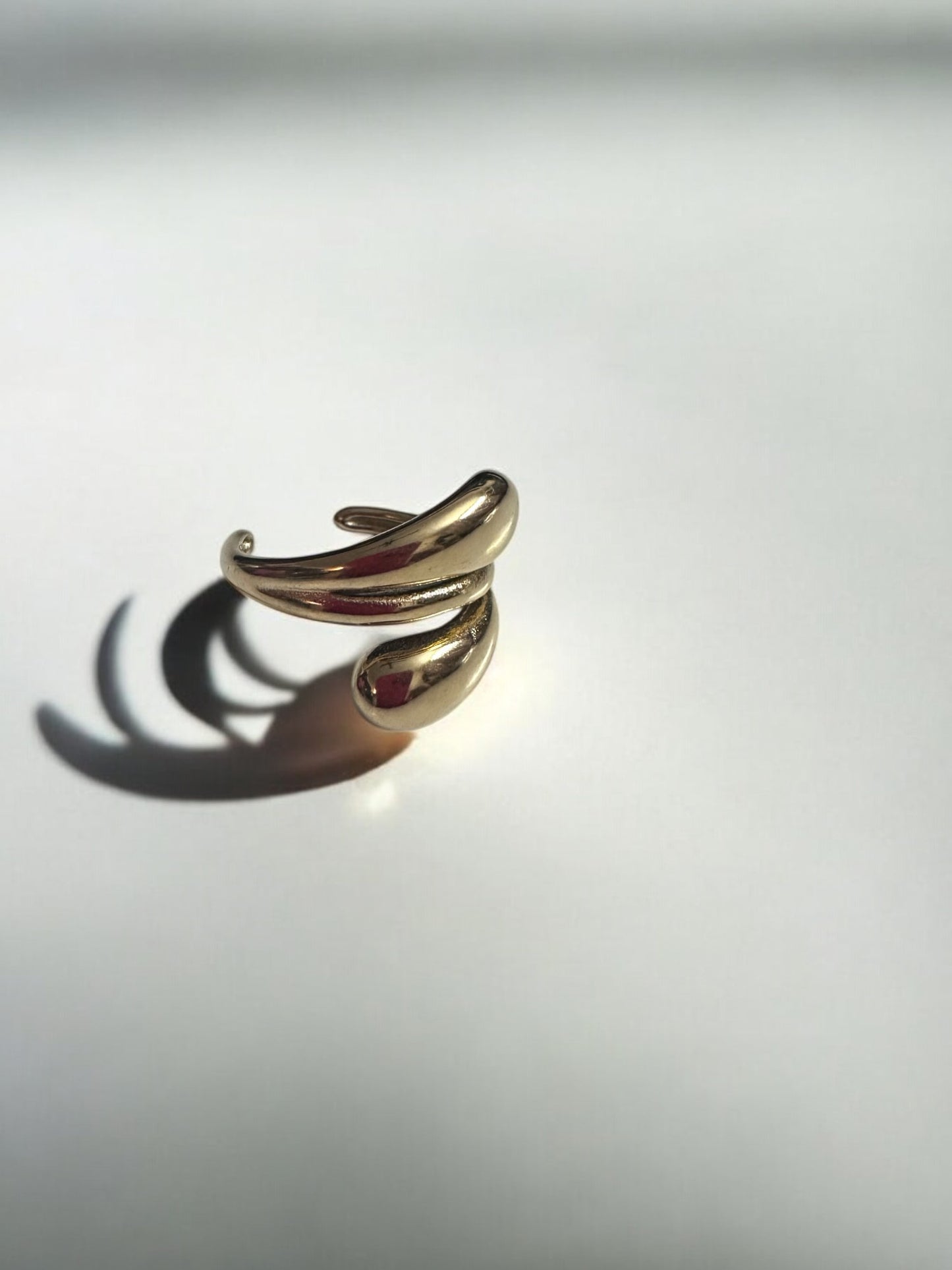 Golden Flow – Abstract Wrap Ring
