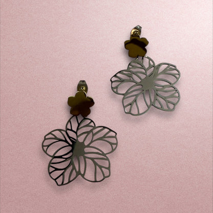 Floral Elegance: Delicate Cutout Earrings for a Graceful Touch